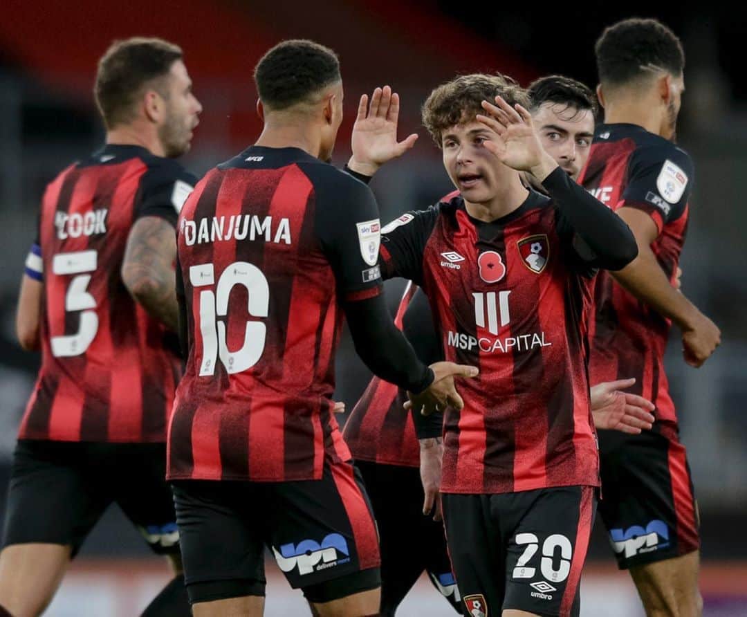 AFCボーンマスさんのインスタグラム写真 - (AFCボーンマスInstagram)「Team spirit 💯 Another double-header next week and we’re ready for it 💪💪 #afcb 🍒」11月2日 3時19分 - afcb