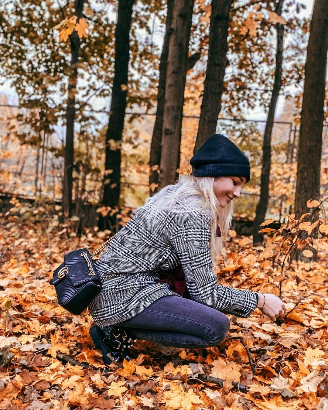 アガタ・クリゲルのインスタグラム：「You're never too old to play in the leaves 😅 PC: oczywiście @kendixok 🥰 #fall #ootd #fallvibes #polishgirl #polskadziewczyna #leaves #blonde」