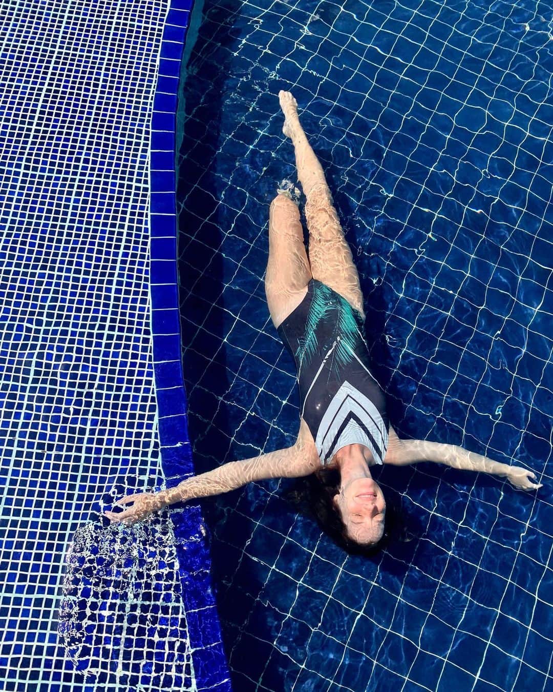 ナタリア・ディルのインスタグラム：「Eu e ela na piscina 💧  #babymoon  @nannairesortespa  @behappyhoneymoon」