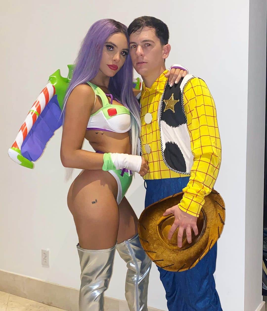 Leleponsさんのインスタグラム写真 - (LeleponsInstagram)「Buzz and Woody💜💚💛 you got a “friend”in me 🎶 ( SWIPE LEFT )  makeup: @lou_flores」11月2日 3時22分 - lelepons
