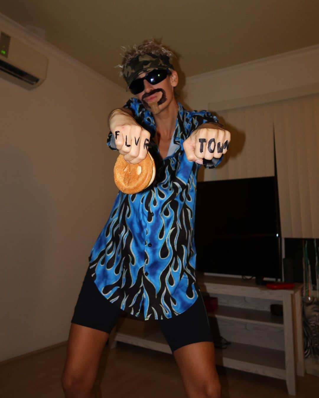 Kaylee Ricciardiさんのインスタグラム写真 - (Kaylee RicciardiInstagram)「Did I win Halloween? Lmk..... Was feelin’ a bit too handsome last night 😏 Was pretty sad to hear trick or treating was canceled so I brought 20 burgers out to give to friends, just wanted to take them to flavor town!  @guyfieri  #ddd 🍔」11月2日 3時36分 - kayleericciardi