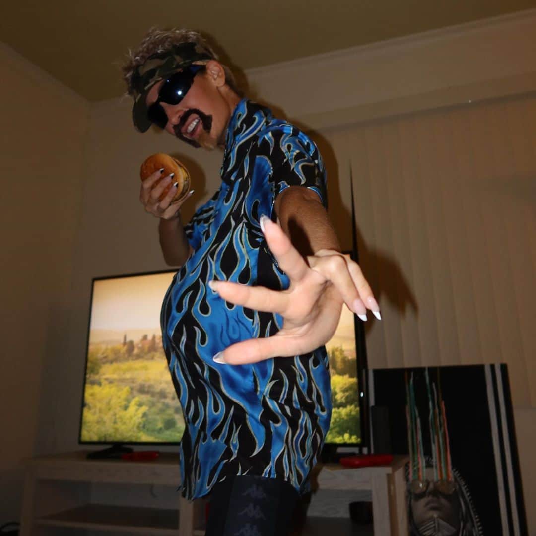 Kaylee Ricciardiさんのインスタグラム写真 - (Kaylee RicciardiInstagram)「Did I win Halloween? Lmk..... Was feelin’ a bit too handsome last night 😏 Was pretty sad to hear trick or treating was canceled so I brought 20 burgers out to give to friends, just wanted to take them to flavor town!  @guyfieri  #ddd 🍔」11月2日 3時36分 - kayleericciardi