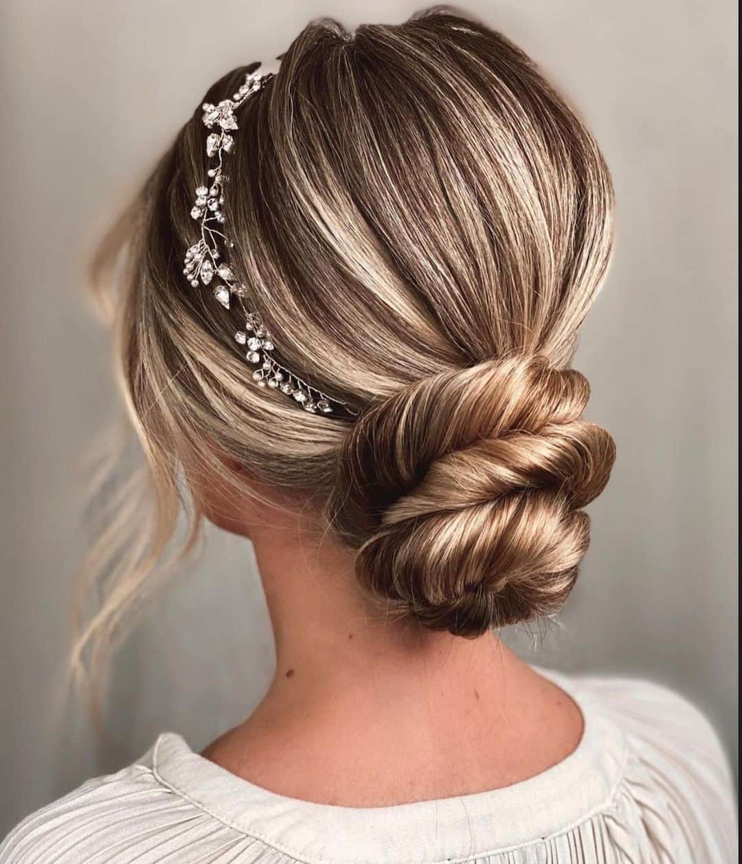 I N S T A B R A I Dのインスタグラム：「Low bun, ponytail, or half up half down. Comment below what’s your preferred bridal look 👰🏽🤍」
