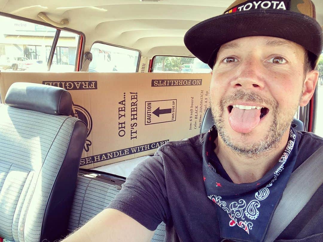 ピエール・ブーヴィエのインスタグラム：「Just got some @southbayboardco boards for the whole family. Can’t wait to shred some waves on these bad boys! 🤙🏼🏄🏼‍♂️🏝 #shred #beachdays #surf #southbayboardco」