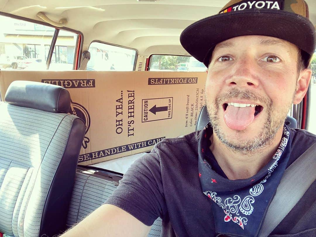 ピエール・ブーヴィエさんのインスタグラム写真 - (ピエール・ブーヴィエInstagram)「Just got some @southbayboardco boards for the whole family. Can’t wait to shred some waves on these bad boys! 🤙🏼🏄🏼‍♂️🏝 #shred #beachdays #surf #southbayboardco」11月2日 3時42分 - pierrebouvier