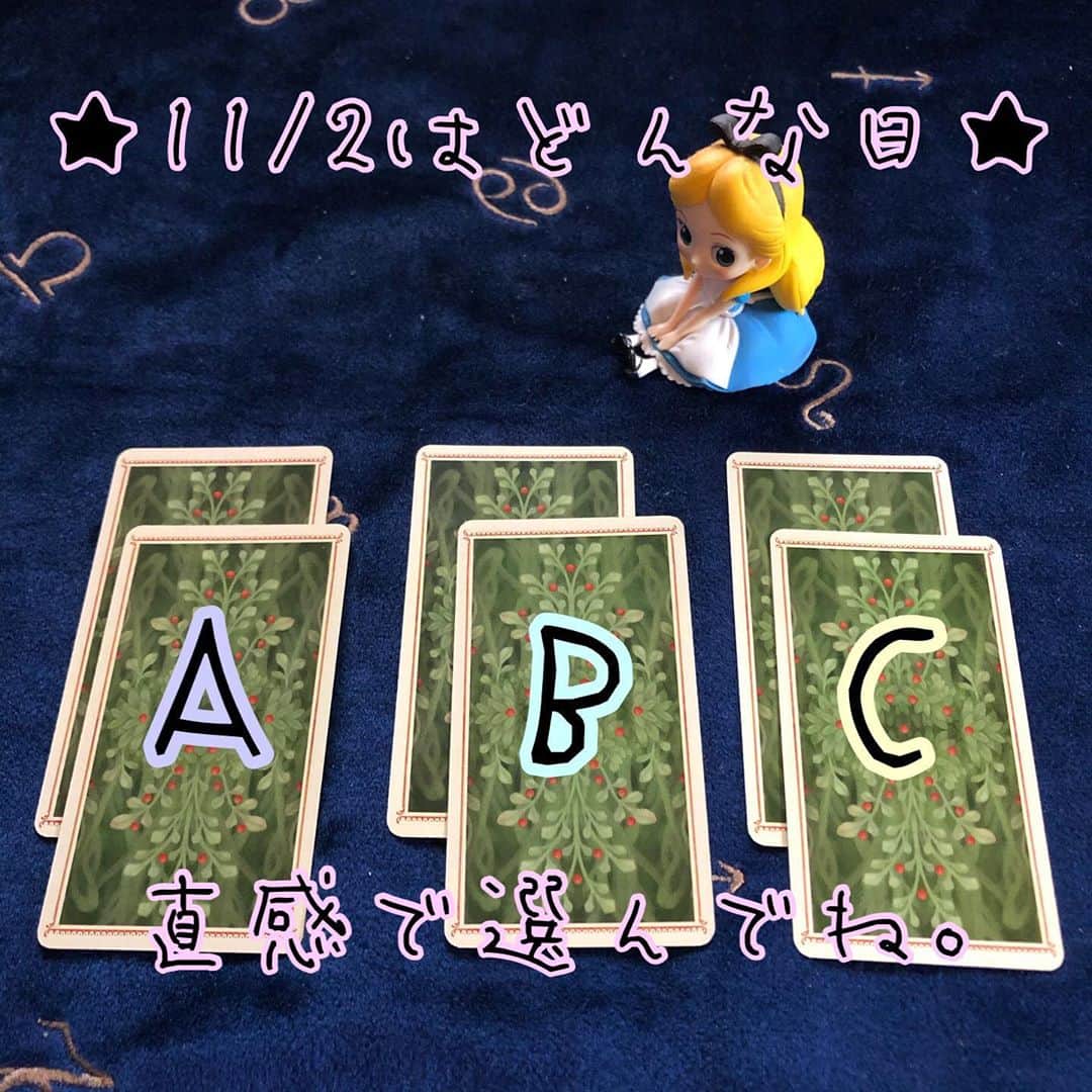 のインスタグラム：「★11/2はどんな日？★ 直感で選んでください。 . . . . . . . . . . . . . . . ★結果★ . ・Ａを選んだ方 盛大にお金を失うなにかが起きて、気持ちが混乱してしまいそう。 不利な状態で戦っているように見えます。 周りの無責任な発言に振り回されたりせず、きちんと自分の考えで行動してください。 また、金銭面での見直しを。 . ・Ｂを選んだ方 ここぞという時に負けてしまい、たいへんなショックを受けてしまいそう。 でも、その負けはあなたにとって青天の霹靂。 案外気持ちはスッキリしていて、視野が広がっていきます。 そう悲観的にならず、ちゃんと状況を見てくださいね。 . ・Ｃを選んだ方 基本的にはのんびりとしたハッピーな一日になりそうなんですが、だからなのかちょっと油断してわけのわからない失敗をしてしまいそう。 リラックス、甘えから余計なことを言ってしまうと、結果四面楚歌になってしまいます。 安定しているからここ、今一度脇を締めて背筋を伸ばしましょう。 . ★今日も一日、事故の無いよう元気にがんばりましょう★  #明日の運勢 #タロット #タロット占い  #タロットカード #無料占い #無料占いやってます  #無料占い🔮  #占い  #占い無料  #占い師  #あしたの運勢  #あしたの予告  #あしたはどんな日になるかな  #ニコレッタチェッコリ  #ニコレッタチェッコリタロット  #nicolettaceccoli  #占い芸人  #吉本芸人 #吉本  #白珠イチゴ  #若手芸人 #女芸人」