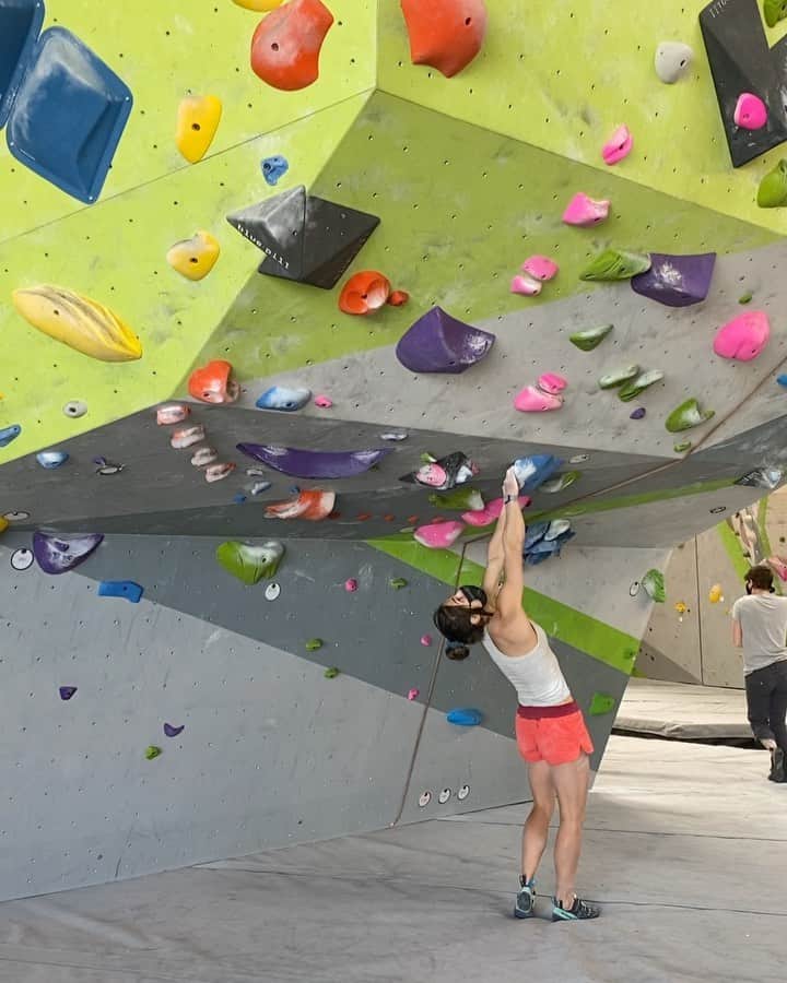 アレックス・パッチシオのインスタグラム：「Having fun campusing around and flashing some indoor boulders.  . I definitely go in and out of being psyched on training and lately I have deff been getting back into the swing of it!😜 .  Got some trips coming up in the near future so want to get my body prepped and ready! 💪🏻😄 . @scarpana @organicclimbing @frictionlabs @evn_cbd」
