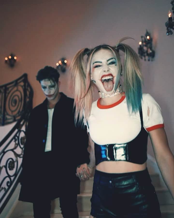 チャーリー・ジョーダンのインスタグラム：「¿Why so serious? @taylerholder  2020 has been a🃏 THANK U FOR 3MIL ON TIK TOK AND 3.7 HERE!  Styled by @brvndo  HMUA : myself  Shot by @jeffxtingz」