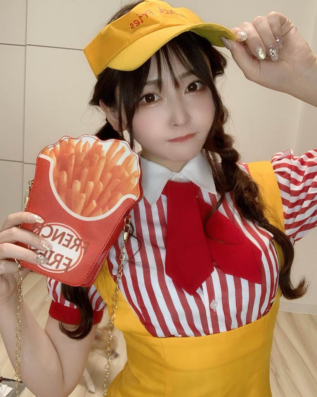 のインスタグラム：「🍔🍟♥️ . おそろいできるの 嬉しい楽しい👶🏻💕 . コスプレ今年初めて したけどたのちいね😹💕 . お互いの家徒歩1分の距離とゆう近さ🚶‍♂️ .」