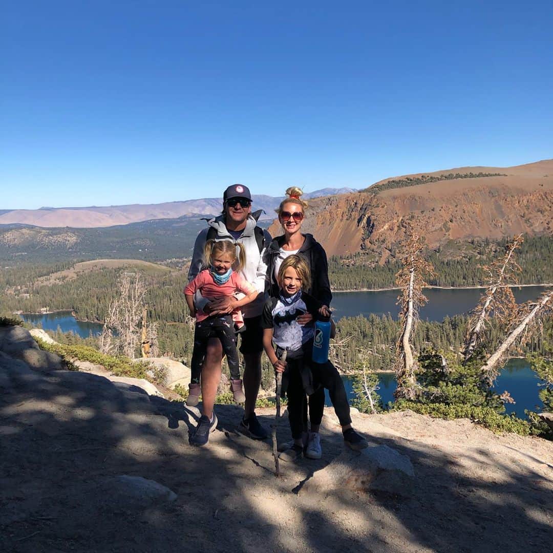 トニー・アゼベドのインスタグラム：「Different Halloween then normal but maybe a new tradition! 1.5 mile hike with Cruz leading the way, cold plunge, costumes and 🍻 Happy #dayofthedead and remembering all of our loved ones that have passed.」