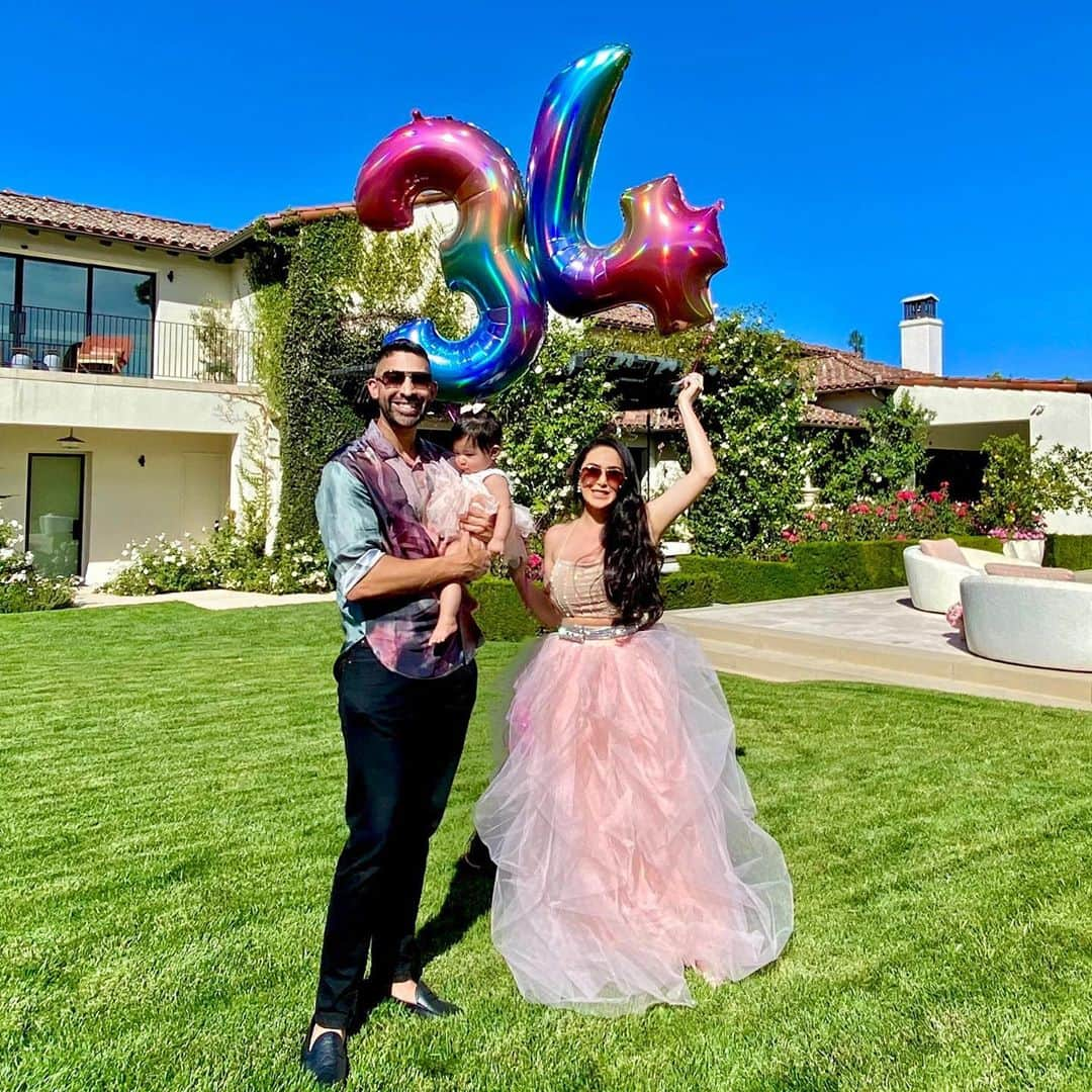 laurag_143のインスタグラム：「This is 34.... Celebrating my birthday with my precious babygirl & amazing man in my dream backyard 😍🎈🎉 Thank you God for allowing us to purchase our dream home 🙏🏼❤️ It’s officially ours tomorrow 😭😍 We’re so excited for this next chapter in our lives 🔑🏡 I couldn’t have gotten a better birthday 🎁 I’m so grateful and my heart is so full! ❤️」