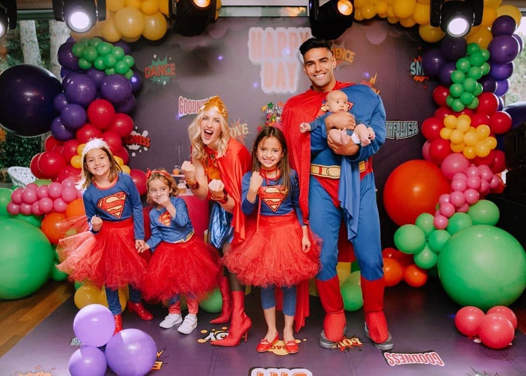 ラダメル・ファルカオのインスタグラム：「Superman Family. Gracias Dios por la bendición de la familia 🙏」