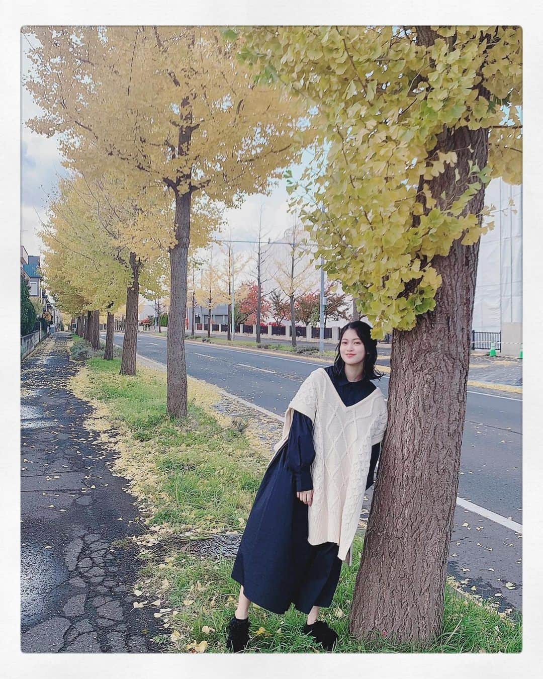 東李苑さんのインスタグラム写真 - (東李苑Instagram)「やっぱニットベストって アウター着ないほうが主役になって 可愛いよねーーっ🤍  今日の札幌は 間違って春の花が咲いてしまうんじゃないかってくらい 温かくて嬉しかった☺️🍁  とはいえ昨日から11月！ もうすぐ24歳、、  今月もよろしくね☺︎ . お洋服タグ付けしました🏷」11月2日 15時11分 - az_rion