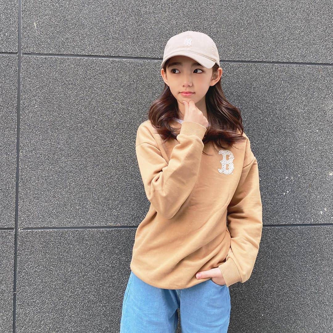 ウンチェのインスタグラム：「#협찬   패션의 완성은 모자 🤟🏻 - - - - @mlbkids_kr #MLBKIDS #SUPERFANKIDS  #MLB키즈모자 #MLB키즈비니 #MLB키즈볼캡  #키즈모자 #아동모자 #유아모자 #ootd #키즈비니  #아동비니 #유아비니 #딸스타그램 #초딩스타그램 #주니어모델 #아역배우 #이은채 #LeeEunchae」