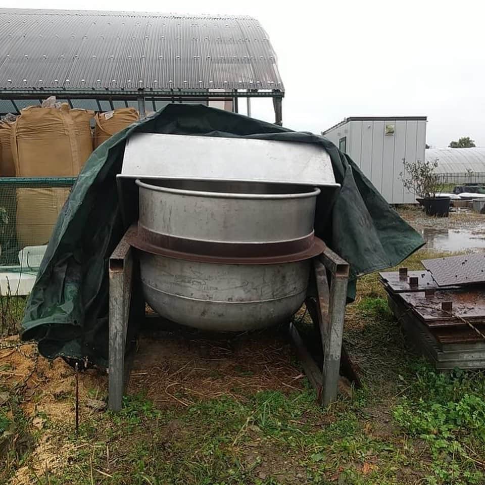 宮田麺児のインスタグラム：「五右衛門風呂のプレゼント。 ありがとうございます。  綾部の家に。  #五右衛門風呂#釜#露天風呂#風呂」