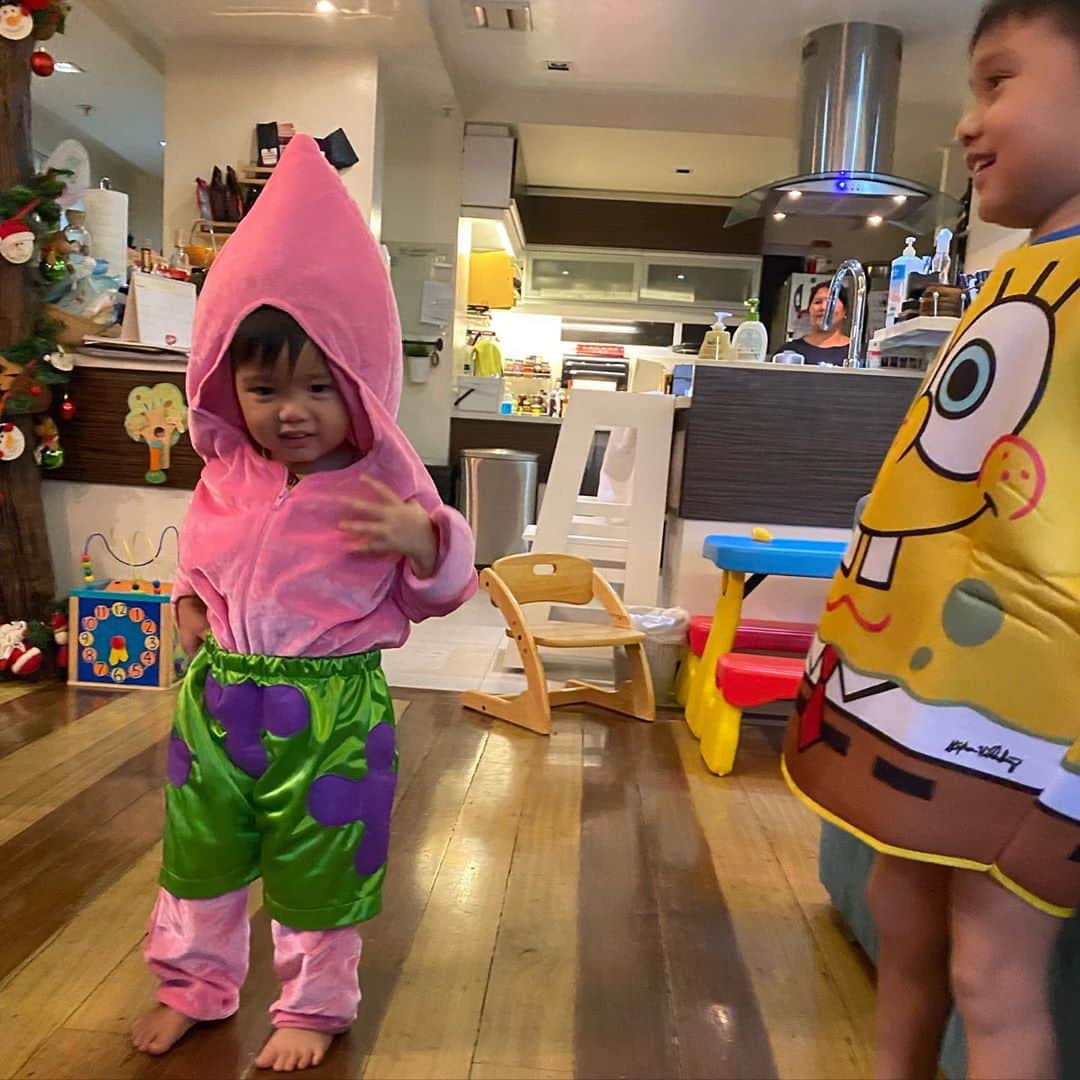Iya Villaniaさんのインスタグラム写真 - (Iya VillaniaInstagram)「Something to wash the Monday blues away 😆  Many of you guys guessed it right! 😂 Primo as Spongebob Squarepants, Leon as the cutest Patrick Star, and Alana as lil Ms. Krabs of Krusty Krab 😆 Hope you all had a safe and Happy Halloween at home 🎃   Spongebob and Patrick Star costumes from @skitzomanila and Alana’s crab outfit from @thatssewpretty.ph 😊」11月2日 15時10分 - iyavillania
