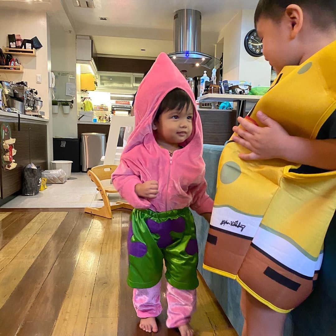 Iya Villaniaさんのインスタグラム写真 - (Iya VillaniaInstagram)「Something to wash the Monday blues away 😆  Many of you guys guessed it right! 😂 Primo as Spongebob Squarepants, Leon as the cutest Patrick Star, and Alana as lil Ms. Krabs of Krusty Krab 😆 Hope you all had a safe and Happy Halloween at home 🎃   Spongebob and Patrick Star costumes from @skitzomanila and Alana’s crab outfit from @thatssewpretty.ph 😊」11月2日 15時10分 - iyavillania
