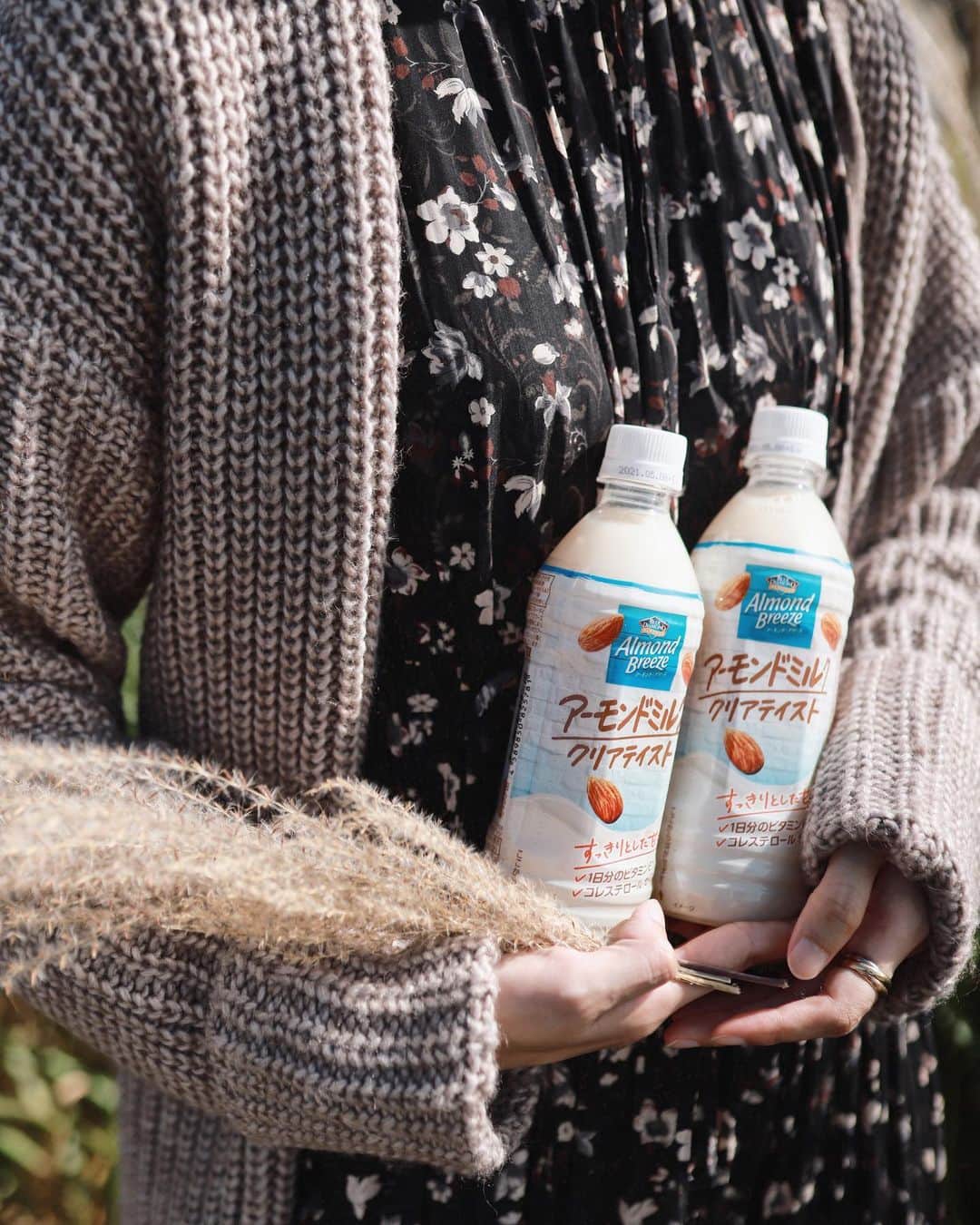 アーモンド・ブリーズのインスタグラム：「ペットボトルなので持ち運びやすい、「アーモンドミルク・クリアテイスト」🥤🍁  コンビニなどで気軽にお買い求めいただけます🙌  ヘルシーな朝食にとりいれたり、 リフレッシュタイムなどにもおすすめです🌿  #ブルーダイヤモンドアーモンド #アーモンドブリーズ #アーモンドミルク #productofcalifornia #madewithcaliforniaalmonds #bluediamondgrowers #almondbreeze #bluediamondalmonds #アーモンド #植物性ミルク #ニットカーディガン #秋コーディネート #ニットコーデ #ススキ#すすき #絵のような写真が好き#曽爾高原 #奈良観光 #秋 #秋の風景」