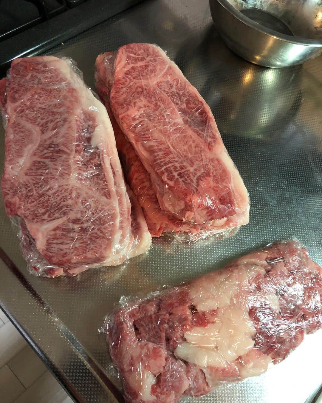勝矢さんのインスタグラム写真 - (勝矢Instagram)「この間  肉の解体しました  ステーキ10枚と身がたくさんのスジ肉  生でかぶりつきたくなったわ〜」11月2日 13時38分 - ajakatsuya