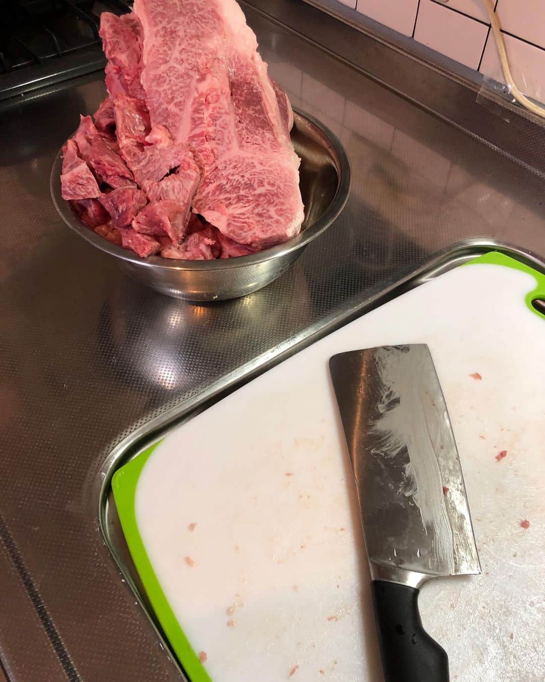 勝矢さんのインスタグラム写真 - (勝矢Instagram)「この間  肉の解体しました  ステーキ10枚と身がたくさんのスジ肉  生でかぶりつきたくなったわ〜」11月2日 13時38分 - ajakatsuya