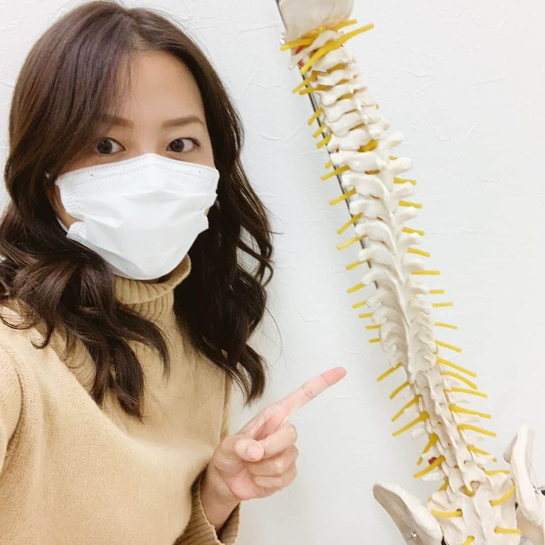 長沢美月さんのインスタグラム写真 - (長沢美月Instagram)「この間 @ymcmedical 行った時に、 脊柱と共に撮ってみた！笑 すっごい背骨になってるけど😂 さすがスクールには色んなものがありますね〜😊  自分が興味のある勉強は楽しいね💓 #ymcメディカルトレーナーズスクール #yoga #ヨガ #ヨガインストラクター養成講座 #ihta国際ホリスティックセラピー協会 #スクールの質問がある方はコメントください」11月2日 13時39分 - _mizuki_0212