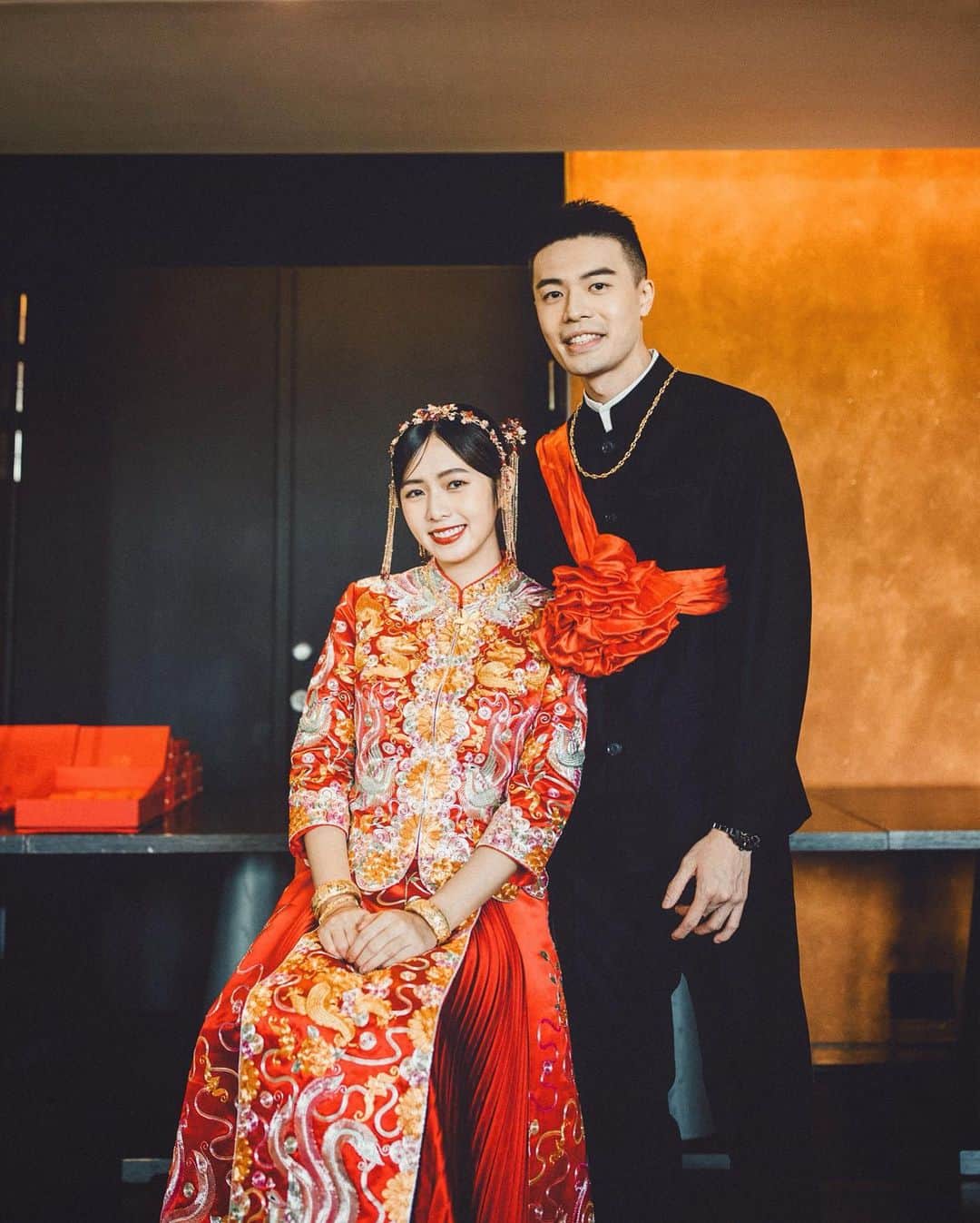 Dewi Chienのインスタグラム：「- 第一次中式扮相，就獻給我們的文定儀式了。 好像還算有模有樣？！（原本超怕會不適合） 謝謝賴先生配合完美演出❤️ - 📷 @samalive  🐲 @royalgown.tw」