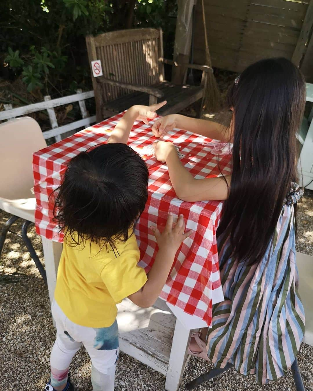 蛯原英里さんのインスタグラム写真 - (蛯原英里Instagram)「沖縄に着いて、1番最初に食べたものは外人住宅街にある｢喫茶 ニワトリ｣さんのかき氷🍧でした〜  テラスにはガーランドがあり ピクニック気分  かき氷の待ち時間の間に 小石で♡マークを作って遊ぶ仲良し姉弟😊（その後きちんと掃除しました😂）  #かき氷大好き #okinawa #小石アート #ハートマーク #ガーランド #仲良し #姉弟」11月2日 13時48分 - eriebihara