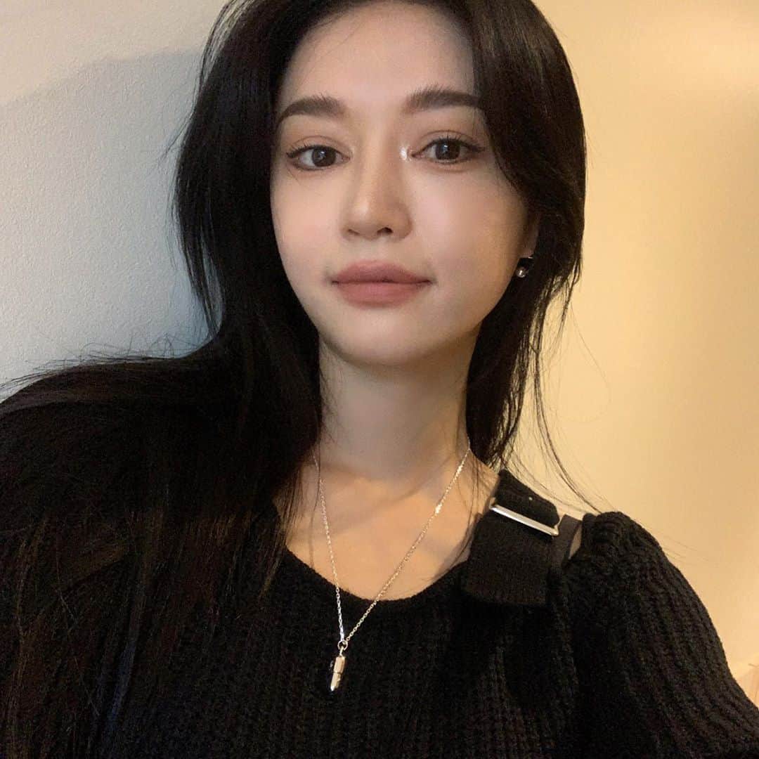 パク・ソラのインスタグラム：「귀염 알약목걸이🤍 디자인도 너무 귀엽지만 목걸이 수익금은 유기견,유기묘 후원금이라고 해요!🙏🏻 @dear.tails #유기견후원브랜드 #유기견후원목걸이」