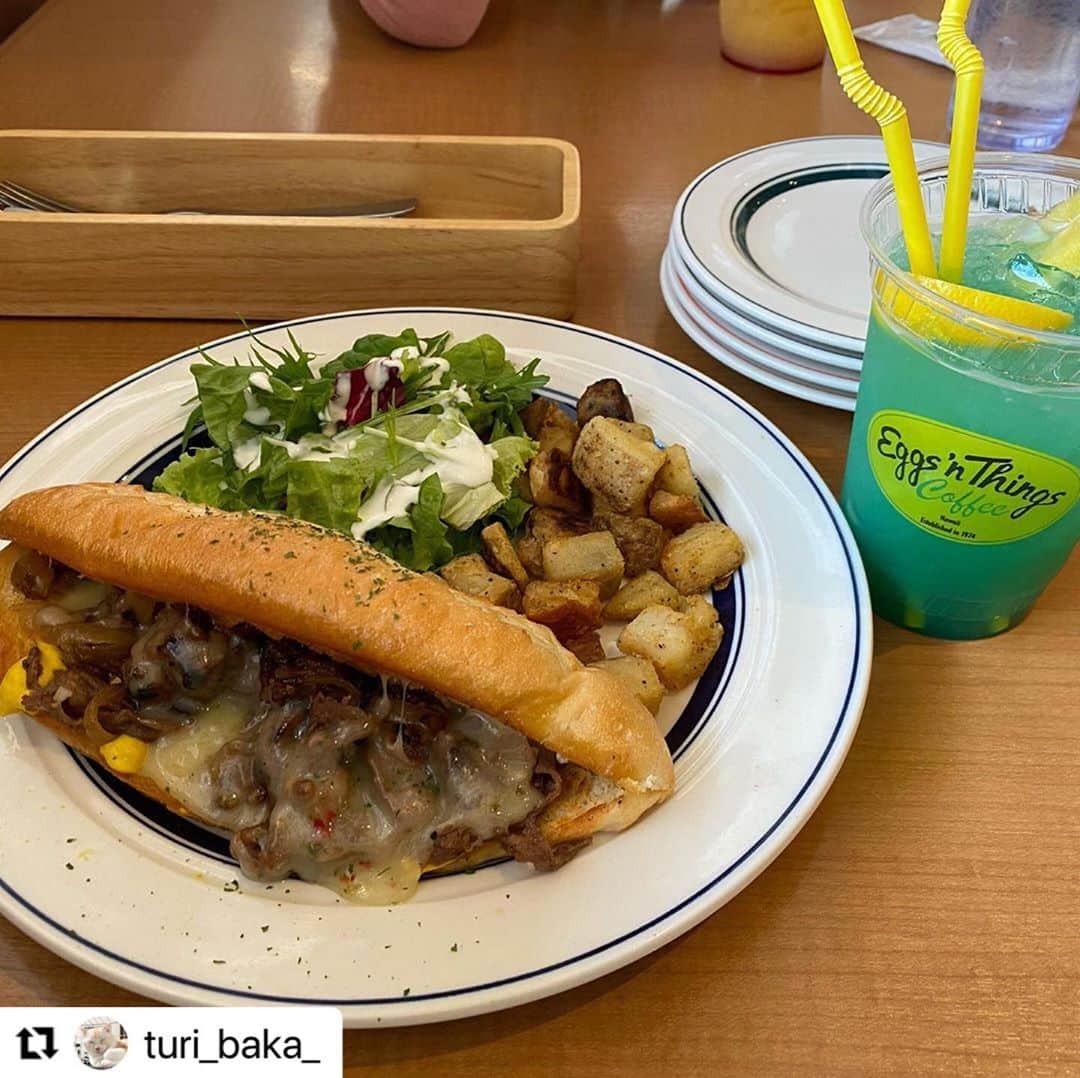 EGGS ’N THINGS JAPANのインスタグラム：「#Repost @turi_baka_ 様  ご来店頂きましてありがとうございます😊早速季節限定のめにゅーも楽しんで頂きありがとうございます🥞  「 #アロハでエッグスン 」で素敵なお写真をご投稿頂きましてありがとうございます☀️🌈  ぜひ、また機会がございましたらEggs 'n Thingsでお過ごしください😆🏝  ---------- 子供と二人でエッグスンシングス行きました〜😊美味しかった😋 #アロハでエッグスン #お出掛け #エキスポシティ #エッグスンシングス #ハワイアン #アロハ #親子コーデ #親子ペアルック #ハワイ #コナコーヒー #パンケーキ #最高 #美味しい #満喫 #休日ランチ #期間限定スイーツ」