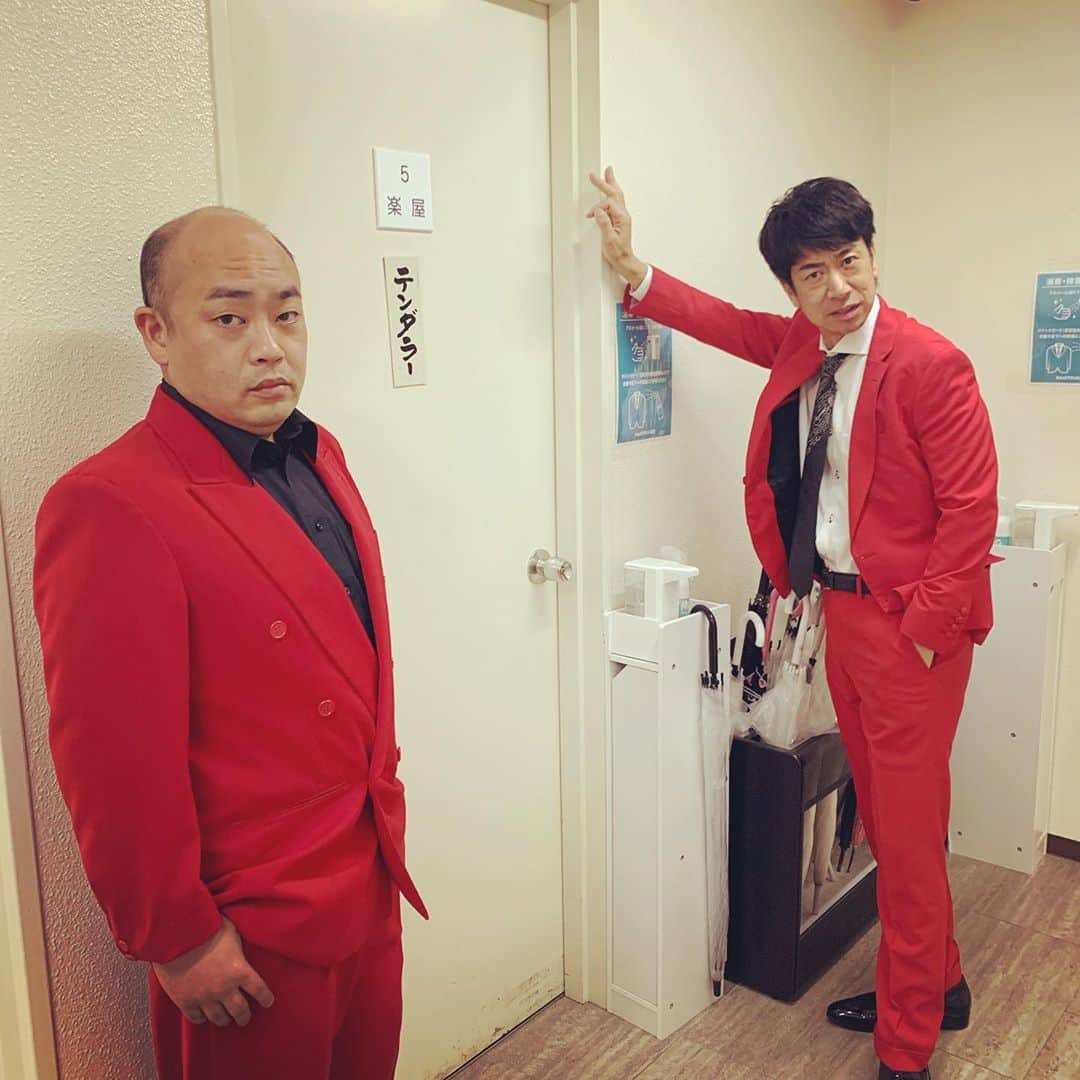 のインスタグラム：「白川さん50歳！生誕祭！ありがとうございました！ 凄すぎました。追いかけます。 右　浜本さん　左　白川さん #テンダラー #白川さん #生誕祭 #50歳 #楽屋前でパシャリ」