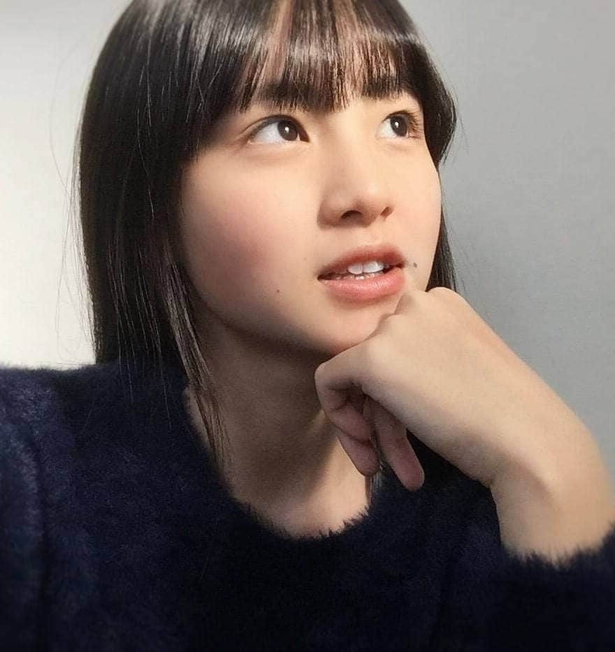 丸本凛のインスタグラム：「#💙#❤️#ニット#タートルネック#色の対比」