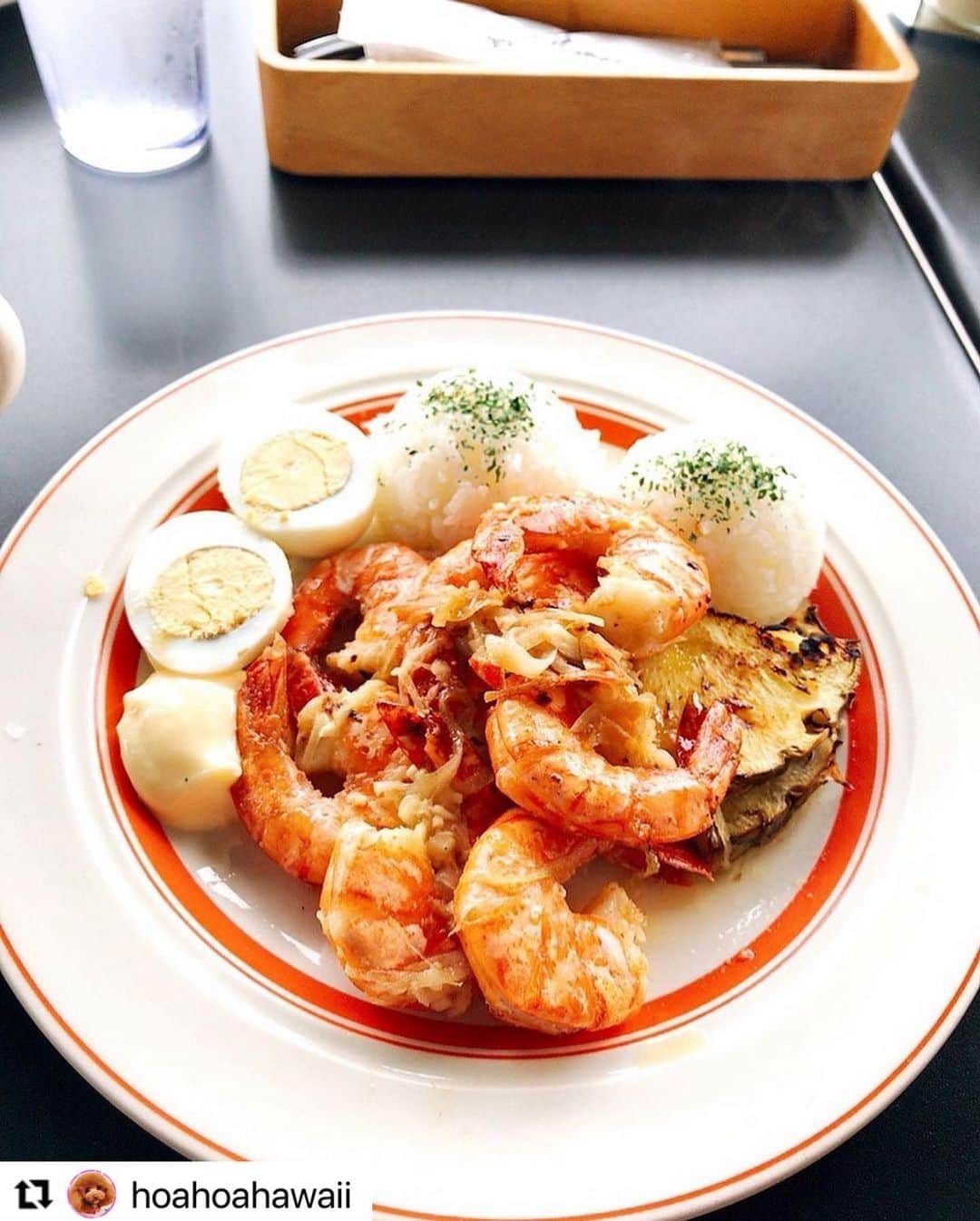 EGGS ’N THINGS JAPANさんのインスタグラム写真 - (EGGS ’N THINGS JAPANInstagram)「#Repost @hoahoahawaii 様  ご来店頂きましてありがとうございます😊  また、「 #アロハでエッグスン 」で素敵なお写真をご投稿頂きましてありがとうございます☀️🌈  ぜひ、また機会がございましたらEggs 'n Thingsでお過ごしください😆🏝  -------------- またまた大好きなお台場へ〜😁💓 ・ 毎週行ってるんとちゃう⁇ …ってくらい、よく行ってるよね😂💦 ・ 11／1からのイベント  「Vibes & Breeze of Hawaii ～ハワイの風とバイブを感じよう！～」  キャンペーンのひとつで、アロハを着てお店で食事すると、オリジナルドリンク🍹をプレゼントしてもらえるよ❣️😊💓 ・ こういうの大好きなホア家、しっかりホアもアロハ着用で行ってきました❣😁️👍🌺🐶 ・ 今日からの新メニュー✨コナティラミスパンケーキ🥞も、プレゼントのオリジナルドリンクも、めちゃ美味しかったよ😋💓‼️ ・ レイ・メイキング体験やフラ・ダンスショーも楽しそうだけど、ホア🐶が一緒だとテラス席しか入れないから、参加出来ないのが残念💔😭 ・ ・ みんなもテラス席が寒くならない今のうちに、 ぜひ行ってみてね❣️😉🥞🐶☕️ ・  #アロハでエッグスン #エッグスンシングスお台場店 #イベント #大好きな店 #ハワイ好き #ワンコとお出かけ #アロハシャツ #親子でアロハ #長袖の上に半袖🤣 #オリジナルドリンク #めちゃ美味しかった❤️ #ありがとう #頑張れ日本 #頑張れハワイ🌺 #頑張れエッグスンシングス #愛犬 #トイプードル #親バカ部 #dog  #cute #toypoodle #todayswanko #dogstagram #ig_dogphoto #all_dog_japan #east_dog_japan #dog_features #bestfriends_dogs」11月2日 13時57分 - eggsnthings_jp