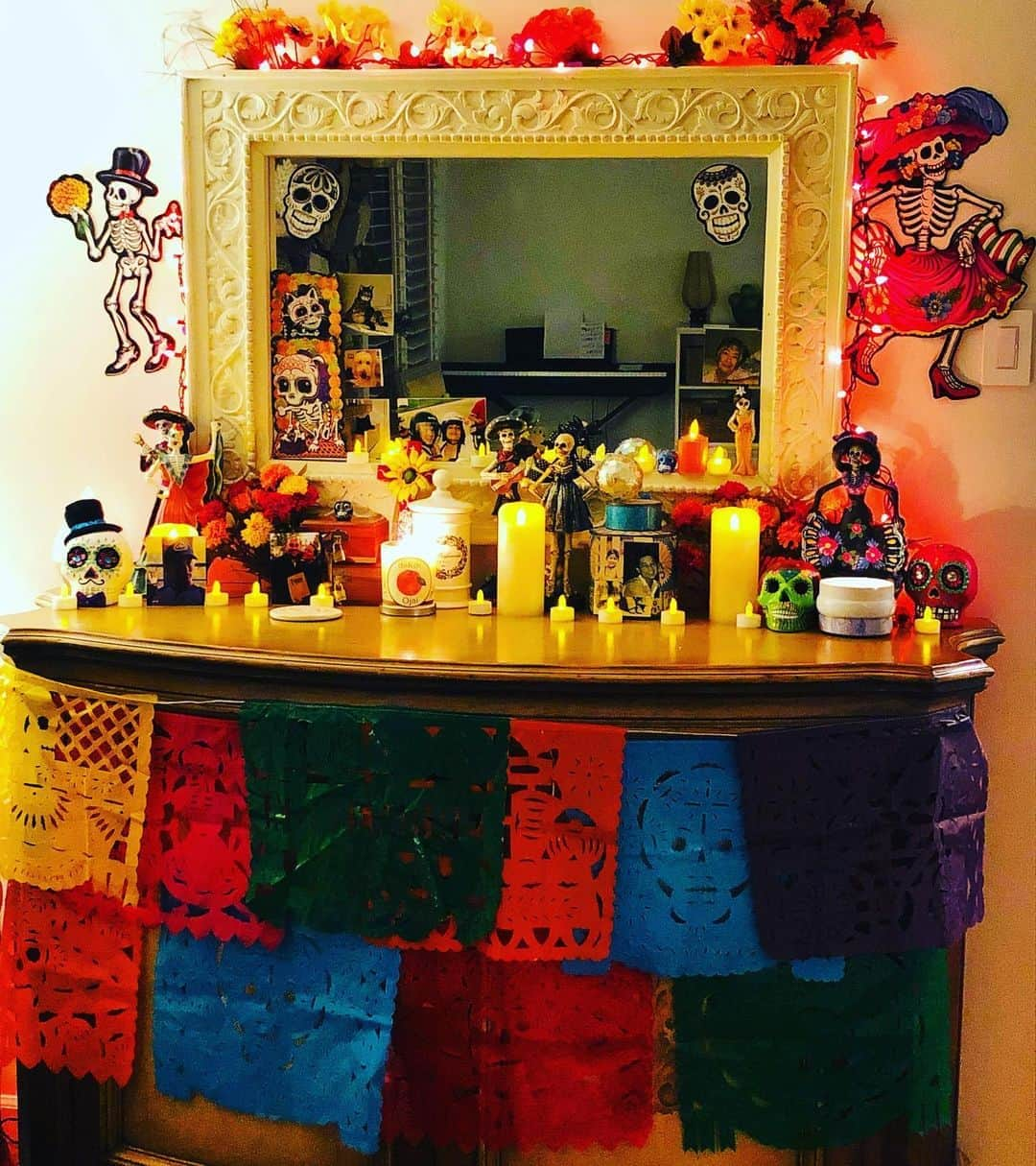 コンスタンス・マリーさんのインスタグラム写真 - (コンスタンス・マリーInstagram)「With work, coronavirus and all this election madness, I’m a little late with my Ofrenda for Dia De Los Muertos but my family and friends who have passed know I love them so. 💕✨ #BetterLateThanNever #DiaDeLosMuertos」11月2日 14時00分 - goconstance