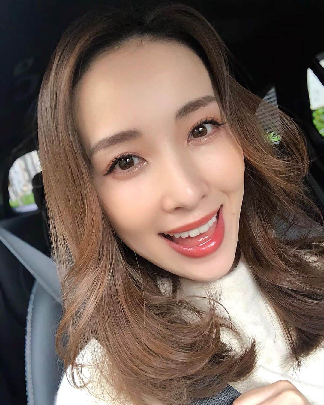 瀬戸早妃のインスタグラム：「いつも通ってる、eye candy表参道店さんでハイフ＆マツエクをして頂きました🧸❤️ しかも今回はしゃもちゃんと一緒に行って、しゃもちゃん人生初のマツエク体験♫ . ハイフは、直後から顔が一回りきゅっと引き上がって、次の日は軽い筋肉痛みたいな感覚🤔✨ ほっぺの張りもでて、とってもいい感じのフェイスラインになるよ💕 初めての人は4400円で受けられるのでオススメです♫ . マツエクは、グードラッシュという毛の種類を使用した、軽くて長持ちするデザイン♫ . まつ毛が健康になったお陰で、今回初めて180本つけてもらいました❤️（いつもは160本👀） Jカールで自然な毛並みになるように調節してもらって、大満足です🥰 . しゃもちゃんは初めてなので とにかくナチュラルなデザイン❣️ってごり押しする、姉のような私🤣 気に入ってくれたみたいで、終わった後はカフェで2人のまつげを褒め合い続けるという謎な時間になりました笑🍰 . あっという間の幸せ時間でした❤️ また年末にお世話になります♫ . @eyecandy_omotesando  @eyecandyhifu  #eyecandy #eyecandy表参道  #マツエク #グードラッシュ #ハイフ #美容day #美容デート #しゃもちゃん」