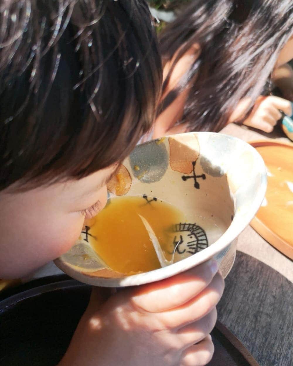 蛯原英里さんのインスタグラム写真 - (蛯原英里Instagram)「・ ・ 喫茶ニワトリで食べたのは 昨日までの期間限定✨ ｢ごちそうかき氷｣の たんかんとはちみつ氷🍧  柑橘系でさっぱりしているけど あとからはちみつの甘さが美味しさを引き立てる〜😂 そして、直ぐに完食ー😊 ほとんど、子供たちに食べられる〜(笑)  暑い時のかき氷は最高でした 今日からの秋・冬喫茶も気になるー🙌  #かき氷 #ごちそう #期間限定スイーツ #はちみつ #暑い時にはかき氷」11月2日 14時07分 - eriebihara