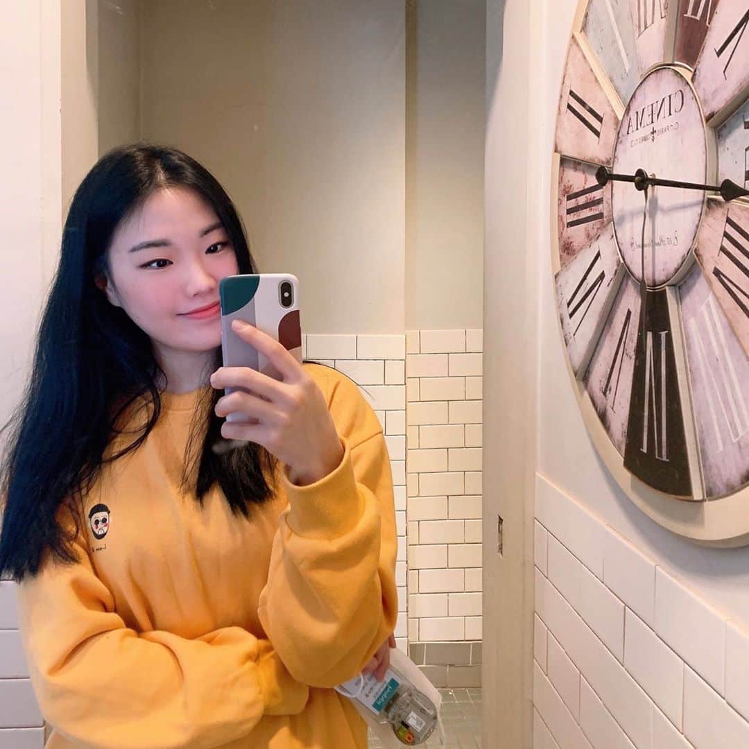 金海珍のインスタグラム：「예쁜 핸드폰 케이스를 선물받았어요✨ . '엘리펀트인더룸'은 모두가 알지만 말하지 않는 문제라는 뜻으로 사회에서 소외된 사각지대에 있는 분들에게 작은 도움을 드리기 위해 만든 브랜드라고 합니다!  . "Not an event, It's movement."라는 슬로건을 바탕으로 한번의 이벤트성으로 끝나는 것이 아니라 꾸준히 지속되는 움직임으로 만들겠다는 취지가 담겨있대요😆 . 첫 번째 프로젝트로는 코로나19로 힘들어하는 독거노인분들을 도와드리기 위해 착한여행케이스를 와디즈 펀딩에서 진행하여 수익금의 20%를 풍기인견이불로 기부하셨다고 하니 관심있으신 분들은 홈페이지 들어가서 구경하셔도 좋을 것 같습니당ㅎㅎ . 케이스도 실물로 보니까 훨씬 감각적이구 이뻐요(속닥속닥🤭) . @eitr.kr #eitr #엘리펀트인더룸 #아이폰케이스 #갤럭시케이스 #핑거톡 #후원브랜드 #착한기업」