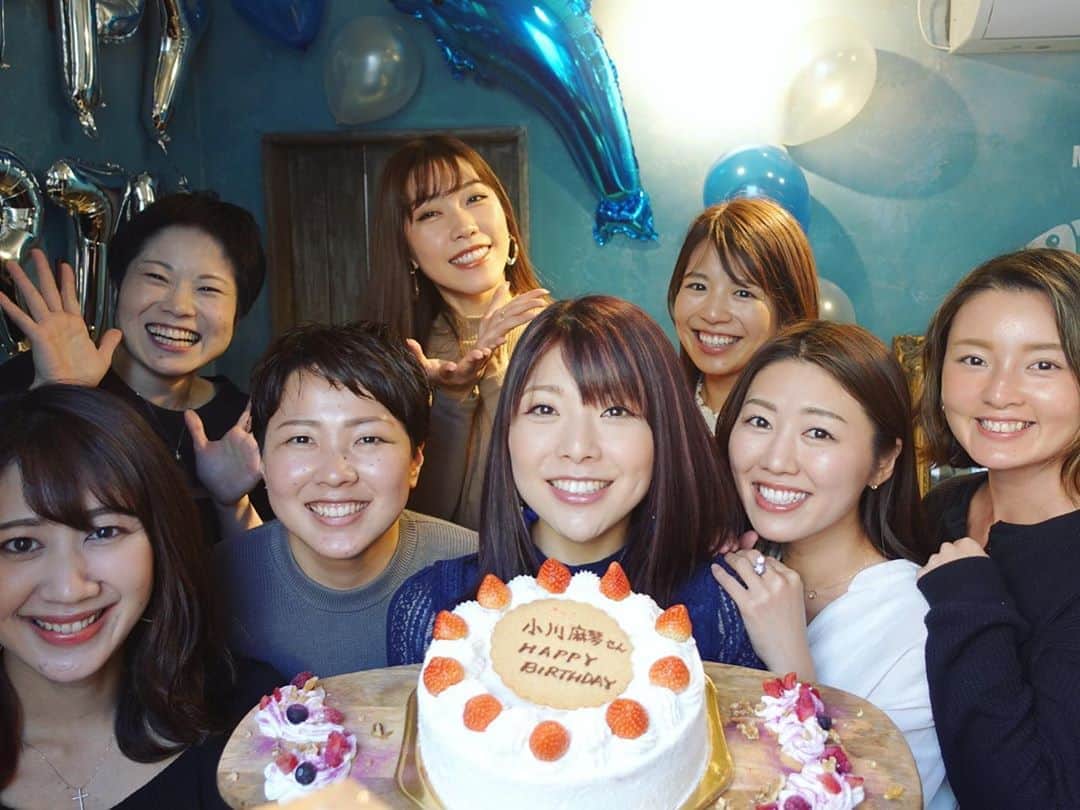 小川麻琴さんのインスタグラム写真 - (小川麻琴Instagram)「先日、無事に33歳の誕生日を迎える事ができました。  今年はコロナの影響により生活環境が大きく変わり大変な事も多かった中で、  日頃から応援してくださる皆さんと一緒に誕生日、そしてハロウィンをお祝いする事が出来た事、笑顔を共有出来た事を本当に有り難く思います。  イベントに参加してくださった皆さん、改めまして本当に有り難いございました😌  そして、私の3年ぶりの試みを全面バックアップして下さったMKCAFEの皆さんに心から感謝です。  出逢ってからまだ4ヶ月程しか経っていませんが、プライベートでもいつも温かく家族のように迎え入れてくれるMKチームの皆が私は大好きです。  私がやりたい事や挑戦したいことを形にしようと、いつだって全力でサポートして下さるMKチームの皆さん。  世の中が大変な状況の中で、こんな風に接してくれる仲間に出逢えた私は本当に幸せものです😌  「当たり前は当たり前ではないから、、大切な人達を大切に出来る私でいたい。」  33歳、改めてそう目標を立てました。  これからも、楽しい空間や笑顔になれる空間を少しでも多く生み出していけるよう頑張りたいと思っていますので、今後とも応援して頂けたら有り難いです😌🍀✨  #大切な時間  #大切な仲間 #出逢いに感謝  #応援してくれるみんなに感謝  #mkcafe」11月2日 14時28分 - 1029_makoto