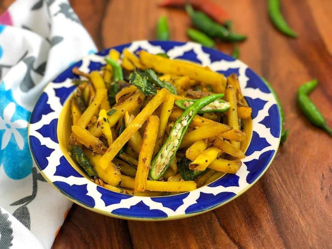Archana's Kitchenさんのインスタグラム写真 - (Archana's KitchenInstagram)「If you love potatoes, then you must try this super simple and yet crunchy Bihari Sweet potato recipe that it packed with flavour and taste. All it takes is 15 minutes and you can serve it along with tawa paratha, a hot khadi or dal. Get the recipe from the smart.bio link in my profile @archanaskitchen . . . . . #recipes #easyrecipes #lunch #IndianLunch #Aloo #AlooRecipes #archanaskitchen #healthyeating #upma #southindianbreakfast #highprotein #breakfastclub #dosa #dosarecipes #dosabatter #ragi #ragidosa #mysoremasaladosa #homemadefood #eatfit #cooking #food #healthyrecipes #foodphotography #recipeoftheday #comfortfood #deliciousfood #delicious #instayum #food」11月2日 14時28分 - archanaskitchen