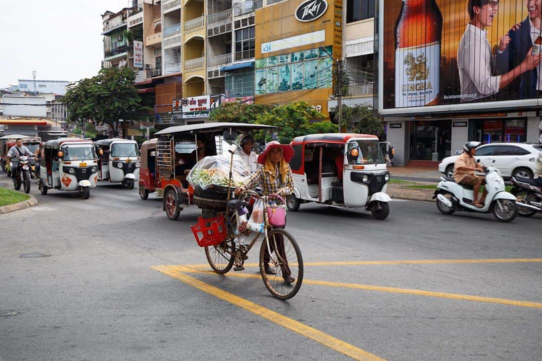 Shunsuke Miyatakeのインスタグラム：「A pickle vendor walking with her truck here and there around Phnom Penh」
