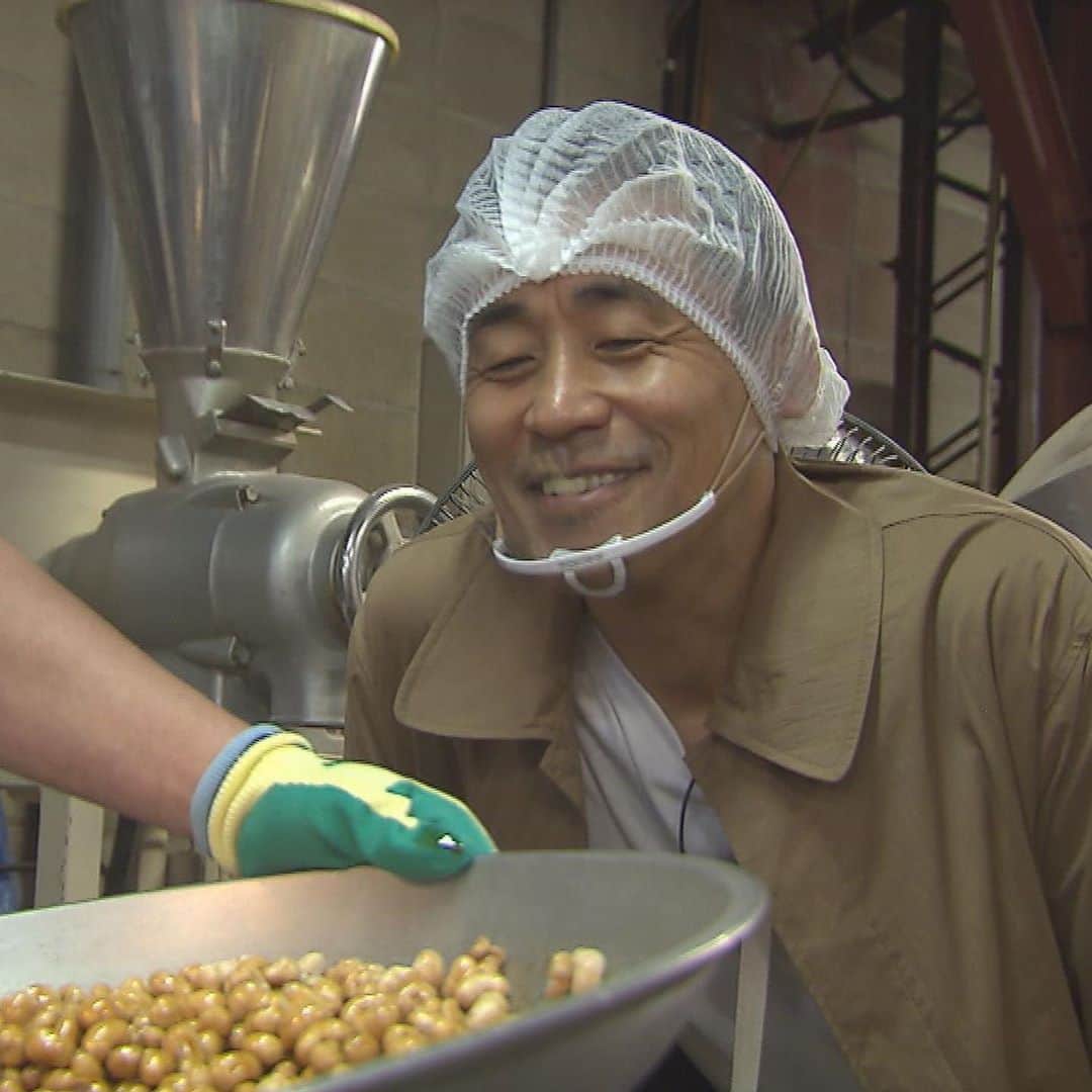 広島ホームテレビ「HOME NEXT neo」さんのインスタグラム写真 - (広島ホームテレビ「HOME NEXT neo」Instagram)「きょうの『みみよりライブ ５up！』の「HIROSHIMA23」は特別編です✨  #石田靖 さんがまず訪れたのは創業70年の 豆菓子メーカー【栃木屋】さん。  工場見学のあとは、 特別にできたての豆菓子を いただいたそうですよ～😋  続いて訪れたのは、創業60年の 老舗ふぐ料理店【正弁丹吾】さん🐡　  女将おすすめの、60周年を記念したコースが登場！美味しそう…  石田さんもパワーに圧倒されたという、　 女将さんのキャラクターもお楽しみに🤣  【栃木屋】創業70年 広島市南区東荒神町4-7 082-263-1200  【正弁丹吾】創業60年 広島市中区三川町10-26 082-248-0672 ♦ランチ…11:00～14:00 ♦ディナー…17:00～22:30  #栃木屋 #豆菓子 #正弁丹吾 #ふぐ料理  #ホームテレビ #5up」11月2日 14時22分 - home.announcers