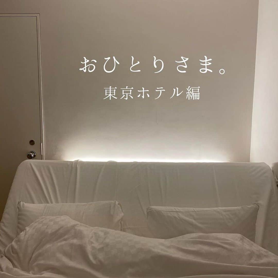 テンピュールジャパンさんのインスタグラム写真 - (テンピュールジャパンInstagram)「自分史上最高のベッドで、極上の眠りを体感  #テンピュール Zero-G®が紹介されています。  #repost @ohitorigram ・・・ 【わたし史上最高のベッドと、白い世界に包まれて。「hotel Siro」】 --- 今月7月、東京・池袋にオープンしたばかりの「hotel Siro」へ行ってきました！見渡す限りの美しい白の世界と、一度寝転がるとバタンキューしてしまうほど気持ちいい @tem の布団に包まれて、幸せすぎるひとりステイでした🛌 --- わたしが泊まったのは「MODERN JAPANESE ROOM」(スタンダードダブル)で、白と木の温もりに包まれている素敵なお部屋。扉が障子、照明が和紙風と、ところどころに和テイストもあって落ち着けました。そして、もう何より @tempurjapan Zero-Gシリーズのリクライニングのベッドが最高でして。リモコンひとつでベストな睡眠姿勢が確保できるので、めちゃくちゃ快眠できちゃうんです。寝落ち要注意！！通販番組みたいな推しになってますが笑、これは実際に体験しないと分からないと思うので、ぜひ泊まってみて🥺 また、建物も外階段になってたり、かなり個性的なので建築好きにもおすすめです👍 --- 《おひとりさまポイント☝️》萌え袖な部屋着やアメニティなど、ディテールまでいちいちおしゃかわなので、ひとりでじっくり味わってほしいです。快眠ベッドで誰にも邪魔されず爆睡して、起きたら、光が差し込むバスルームで優雅にお湯に浸かって。。"上質なライフスタイル"を体験できます。そして、スタッフの人が優しいのも嬉しい。ひとり滞在には、本当大事なポイントですよね〜。ということで、わたしはリピート確実✌️他のデザイナーさんが手かげたお部屋がほかに2タイプあるので、別のテイストも味わってみたい。 --- 🏨 #ohitoriホテル #ohitori池袋 --- 《どこ？》池袋駅から徒歩5分🚶‍♀️ --- 最近、おひとりのみ専用アカウント @ohitorinomi を作りました！ぜひフォローしてください🍷 --- おひとりマップ更新中！プロフィール欄から飛べます🗺 使い方はハイライトをご覧ください。 --- #おひとりさま #おひとりさま女子 #東京散歩 #東京旅行 #東京観光 #東京ひとり旅  #東京カフェ #東京一人旅 #ひとり時間 #ひとりっぷ #ホテル好き #ホテルからの景色 #東京ホテル #ホテル巡り #デザインホテル #tokyohotel #genic_hotel #建築好き #デザイナーズホテル  #ホテル好きな人と繋がりたい #ホテルインテリア #ブティックホテル #インテリア好き #池袋カフェ #ステイケーション #ホテルステイ」11月2日 14時22分 - tempurjapan