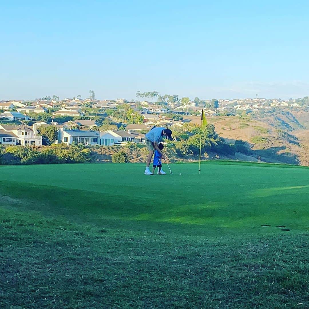 パウ・ガソルのインスタグラム：「B.B. and I about to sink this putt! #GolfDay ⛳️ Bianka y yo a punto de meter este putt! #DíadeGolf 🏌🏼‍♂️」
