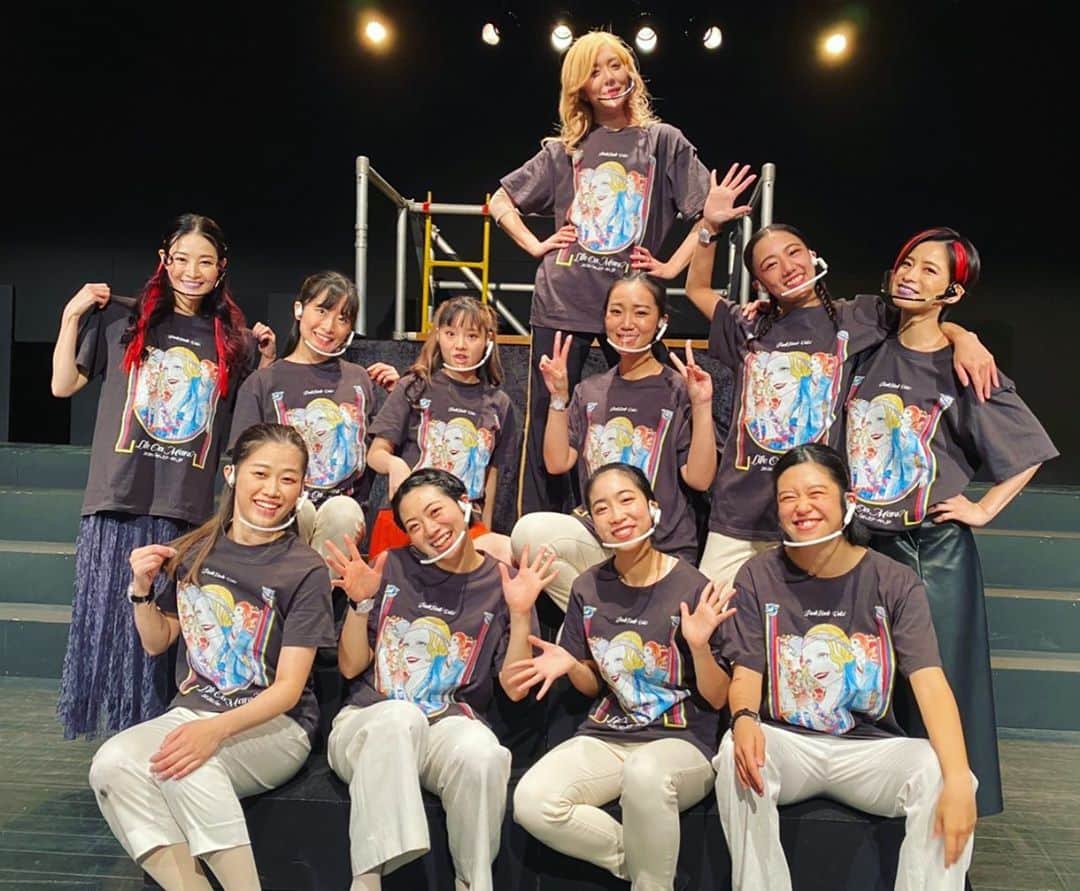 真崎ゆかのインスタグラム：「遅れてのご挨拶になってしまいましたが…🙇‍♀️ 「Life On Mars?」無事全公演行うことができました。 足を運んでくださった皆さま、応援してくださった皆さま、出演者の皆さま、関わってくださったスタッフの皆さま、全ての方に心よりお礼を申し上げます。 ・ ・ 色々言いたいことがあるんですが、色々な想いがあって文章がまとまらないので、小出しにしていきますm(__)m 写真もヤングチームがたくさん撮ってくれていたので、それと共に。。 ・ まずは、みんなみんな健康でいれたことに一安心。 出演者や関係者のみなさま、お客様には制約があったりたくさんご協力いただきましたこと、感謝しかございません。 本当にありがとうございました。 ・ 全公演できて本当に良かった…⭐︎ ありがとうありがとう。。 ふぁびゅ🌹 ・ #punkbank #LifeOnMars? #マグカルシアター #神奈川県立青少年センタースタジオhikari  #舞台 #演劇 #芝居 #ミュージカル #みんな最高 #みんな大好き #ファビュラスマーズ🌹 #ジェッタシー」
