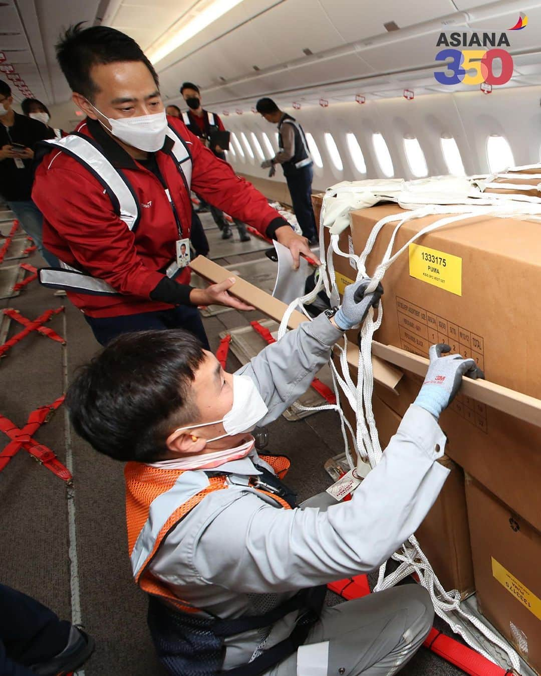 アシアナ航空日本地域公式アカウントさんのインスタグラム写真 - (アシアナ航空日本地域公式アカウントInstagram)「.﻿ 【 #アシアナ飛行機紹介 】 ﻿ ✈︎ A350-900 ✈ ﻿ ✈︎ 貨物機改造② ✈ ﻿ ﻿ 前回ご紹介した #A350-900 貨物機改造のつづき・・・。﻿ ﻿ 本日時点で保有している11機のA350のうち、２機を貨物機仕様へと一部改造しました。﻿ ﻿ この改造した貨物機は、今までにソウルからロサゼルスを始め、シアトル、シドニー、ベトナム、ネパール（不定期便）へ貨物を運んでいます。﻿ ﻿ 完全な貨物機ではないので、座席を取り外した場所への貨物搭載は、重機を使わず、大部分を人の手で行います。﻿ ﻿  また、アシアナ航空は、国際航空運送協会（IATA）より医薬品輸送品質認証 CEIV Pharma (The Center of Excellence for Independent Validators Pharma)を受けておりますので、今後医薬品の輸送にも寄与していきたいと思います。﻿ ﻿ ﻿ #アシアナ航空#アシアナ#アシアナ貨物#エアバス#airbus#A350#貨物#航空貨物#リニューアル#改造#ネパール」11月2日 14時36分 - asiana.jp_official