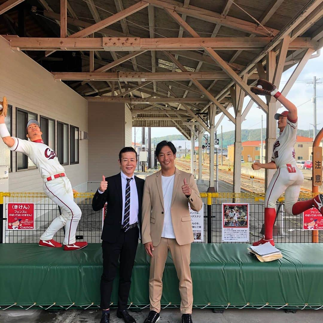 天谷宗一郎のインスタグラム：「JR備後庄原駅、駅前ロータリーが新しく整備され供用開始を祝うイベントが開かれました。 駅構内にはホームランキャッチ人形があります。 是非一度見に行ってみてください♪  #庄原市 #JR備後庄原駅 #西田篤史 さん #庄原ふるさと大使 #ホームランキャッチ #ホームランキャッチ人形 #きれいになってます  #庄原市カープ応援隊  #天谷宗一郎」