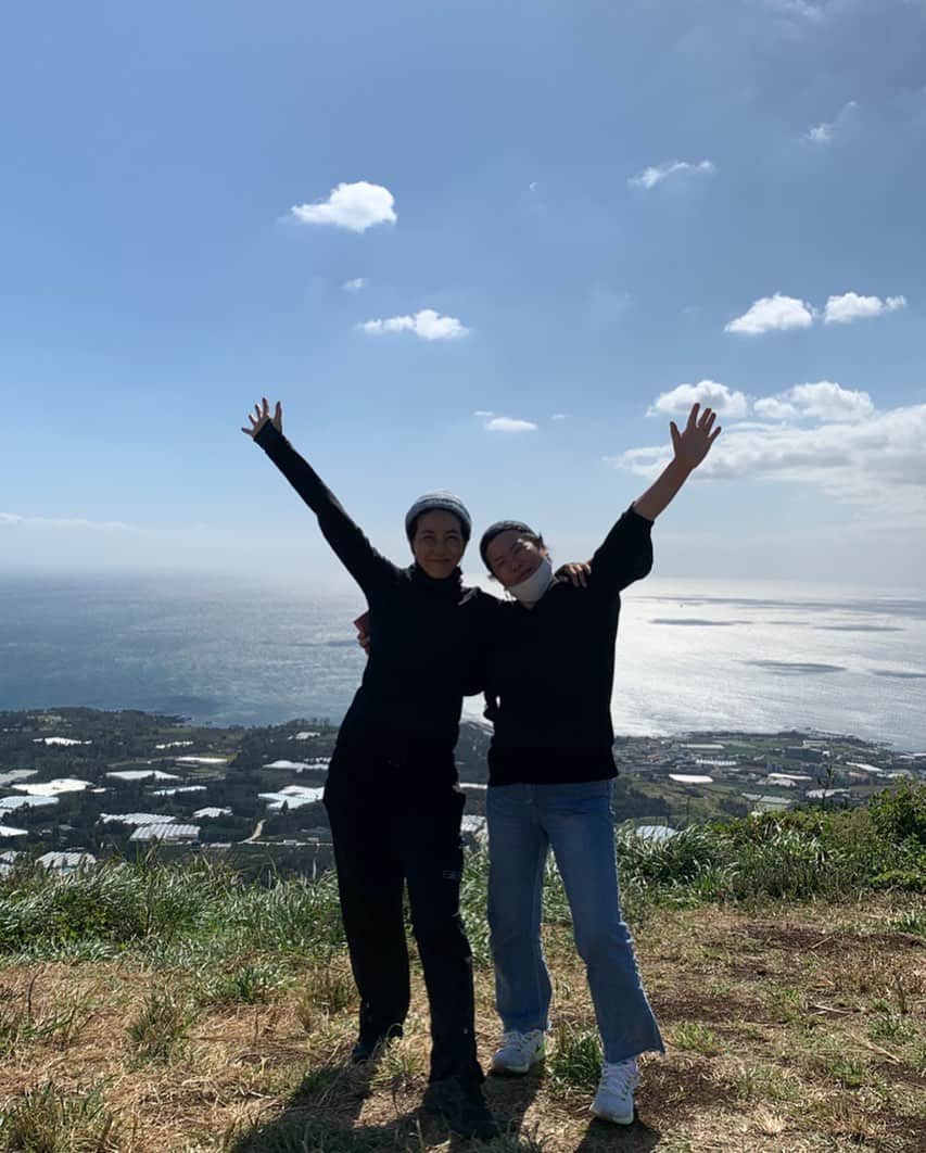 チン・ソヨンのインスタグラム：「제주도가 처음이신 엄마는 #무척행복해하셨다 #또가자우리🧑🏻🧑🏻‍🦳」