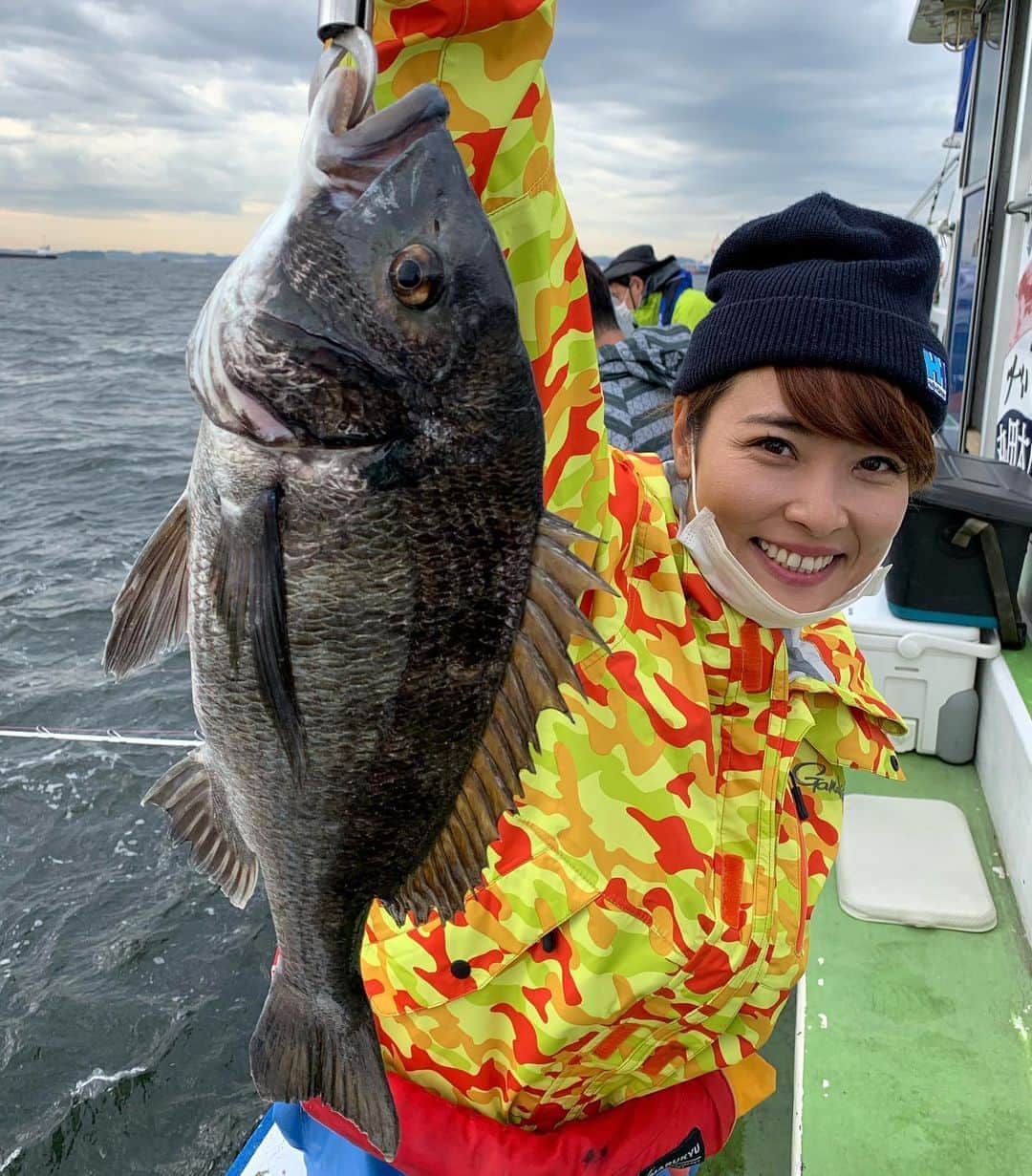 のインスタグラム：「マダイ船でナイスサイズのクロダイ釣ったよー❤️  めっちゃ引いたー 引いて、巻いて、引いての繰り返し… 腕ぱんぱん 上げてみたら針2つついててー 仲良く隣の人と同じクロダイ釣ってたー😁  #クロダイ #釣り #釣りガール #釣り好きな人と繋がりたい #釣り女子 #釣りスタグラム #釣り好き」