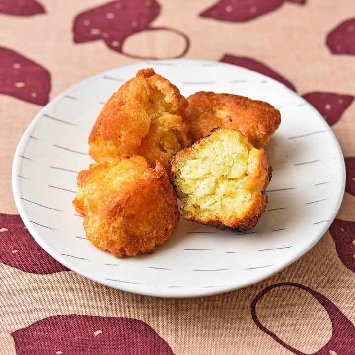 HAPIKU HAPIKU（ハピク）のインスタグラム：「★新着レシピ★ 黒砂糖の風味でさらにおいしく！【さつまいもドーナツ】 ※画像では材料が「幼児2人分」となっていますが、「幼児3人分」の間違いです。申し訳ございません。  一般的な砂糖に比べてミネラルを多く含む黒砂糖を使っています。 やさしい黒砂糖の甘さとさつまいものホクホク感が楽しいドーナツです。 焦げやすいので、低温でじっくりと揚げるようにしてみてくださいね。 ============================= さつまいもドーナツのレシピ https://shoku.hapiku.com/recipe_idea/baby/0571/ レシピなど詳細はプロフィールのリンクからも見ることができますよ ============================== #HAPIKU #HAPIKUレシピ #保育園給食のHAPIKU #保育園給食メニュー #保育園給食レシピ #食育のHAPIKU #乳幼児の食情報 #乳幼児のごはん #保育園 #保育園給食 #保育園おやつ #保育園弁当 #保育園栄養士 #食育 #子育て #こどもごはん #こどものおやつ #こどものいる暮らし #新米ママ #幼児食レシピ #幼児食 #秋レシピ #秋スイーツ #さつまいもレシピ #さつまいもスイーツ #つかみ食べメニュー #つかみ食べレシピ #さつまいもドーナツ」
