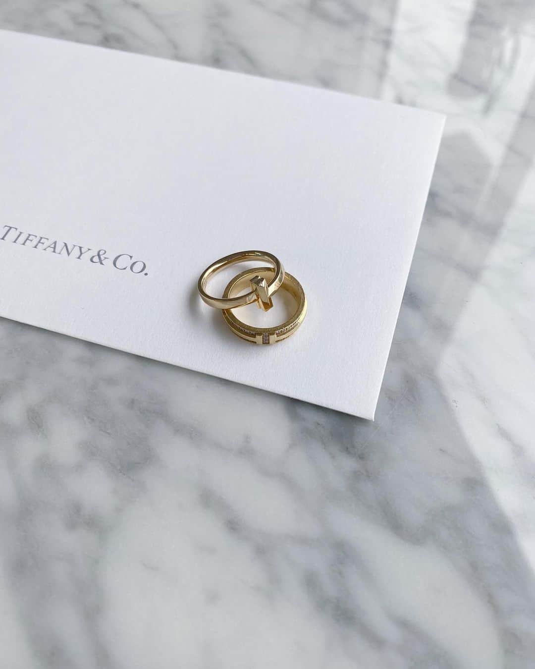 生駒幸恵のインスタグラム：「一足早めに自分へのクリスマスプレゼント💍♡ アクセサリーわからないからいつも同じのしかつけてないんだけど、このTリングちゃんはゴールドが出るのを待ち望んでいた💎 下の子は3年前から付けてる宝もの☺ #tiffanyandco #tiffanyring #thisIsTiffany #tiffanyfavorites」