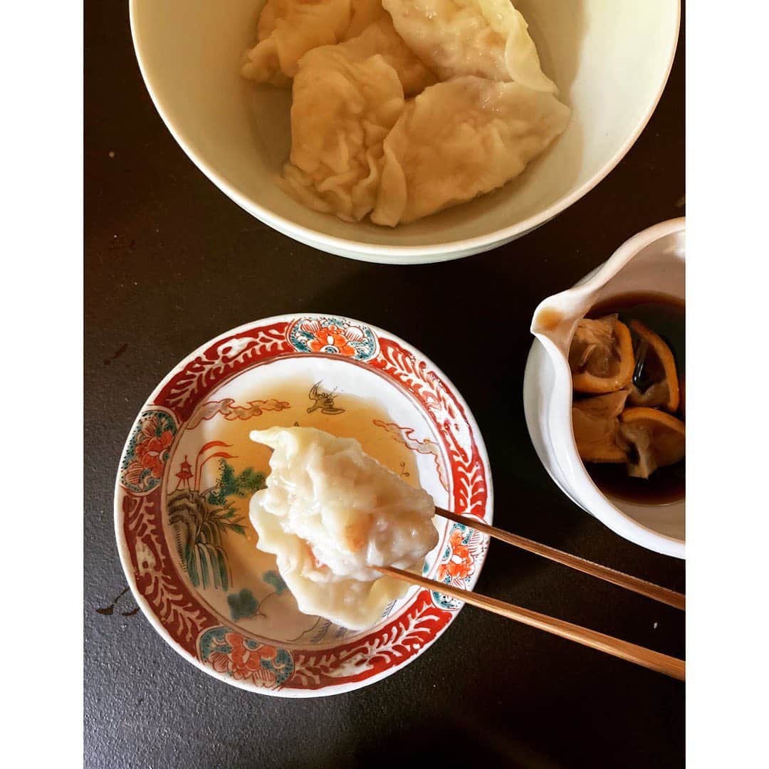 journaleatripのインスタグラム：「boiled dumplings  餃子用綿棒をプレゼントして頂き嬉しくて 朝から皮をコロコロ蟹と鶏挽きの水餃子。 酢みかんに(ぶっしゅかん)に少しの醤油をいれて頂く。 蟹が甘い！ . 高知文化の酢みかんと北京に手を合わせる至福時間。 . ジャムの空き瓶を利用しての皮伸ばしもこれで卒業だ。」